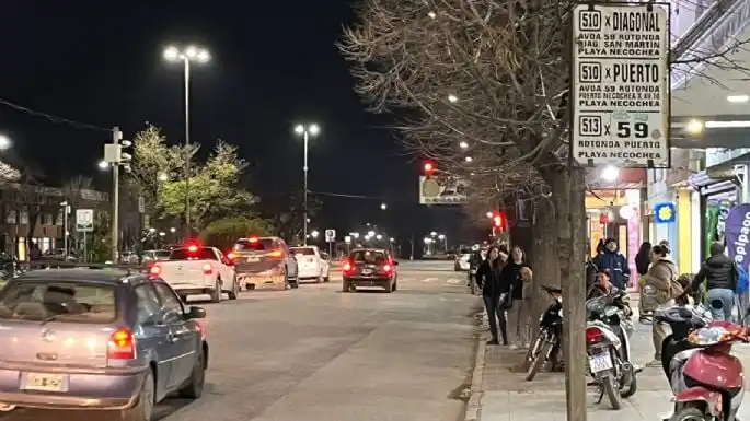 Pasajeros esperando el colectivo en una parada de Necochea.