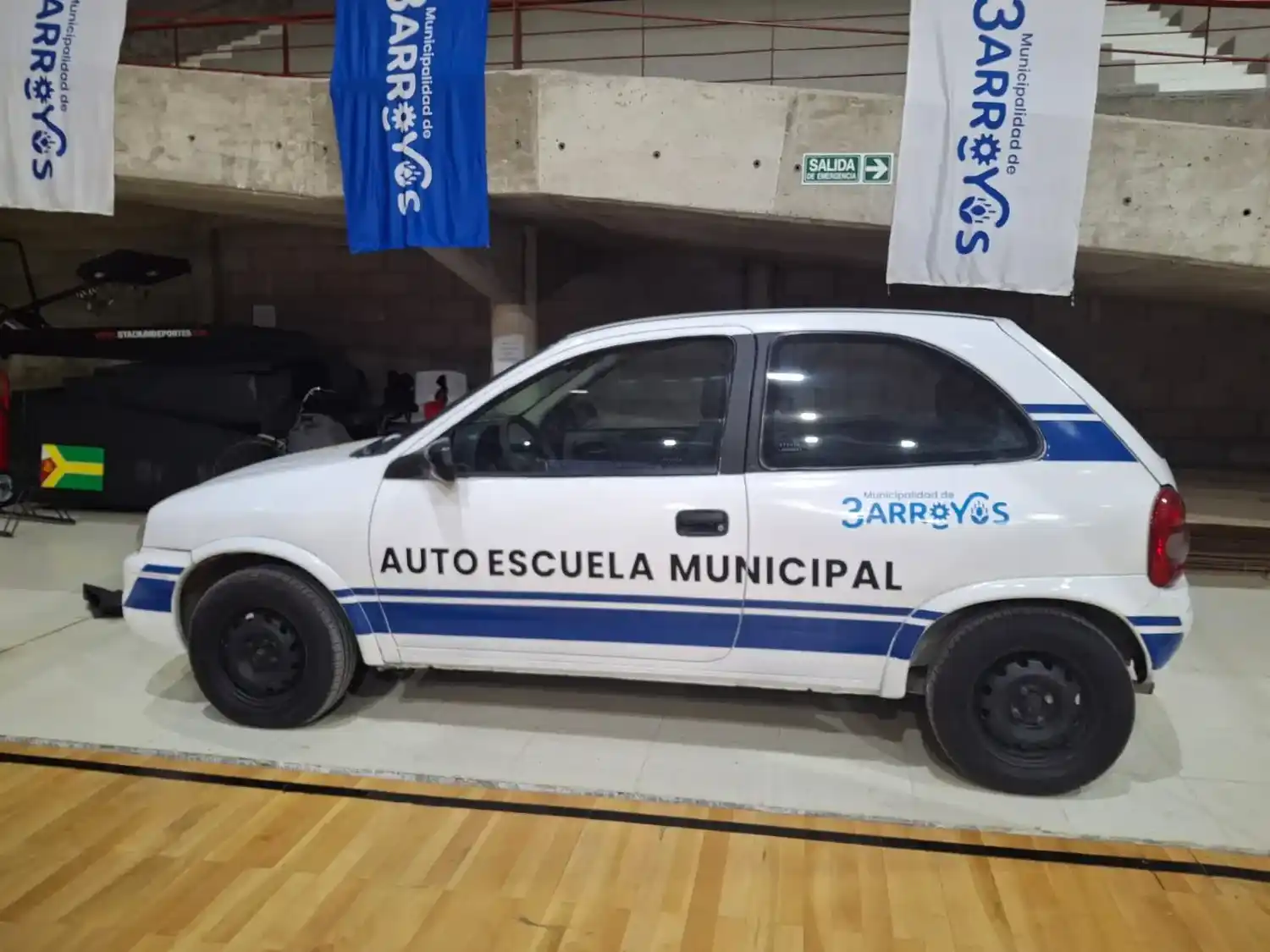 El vehículo de la Autoescuela de Manejo Municipal se distingue por sus sistemas de seguridad, su identificación visual y su configuración mecánica diseñada para facilitar el aprendizaje y garantizar la seguridad