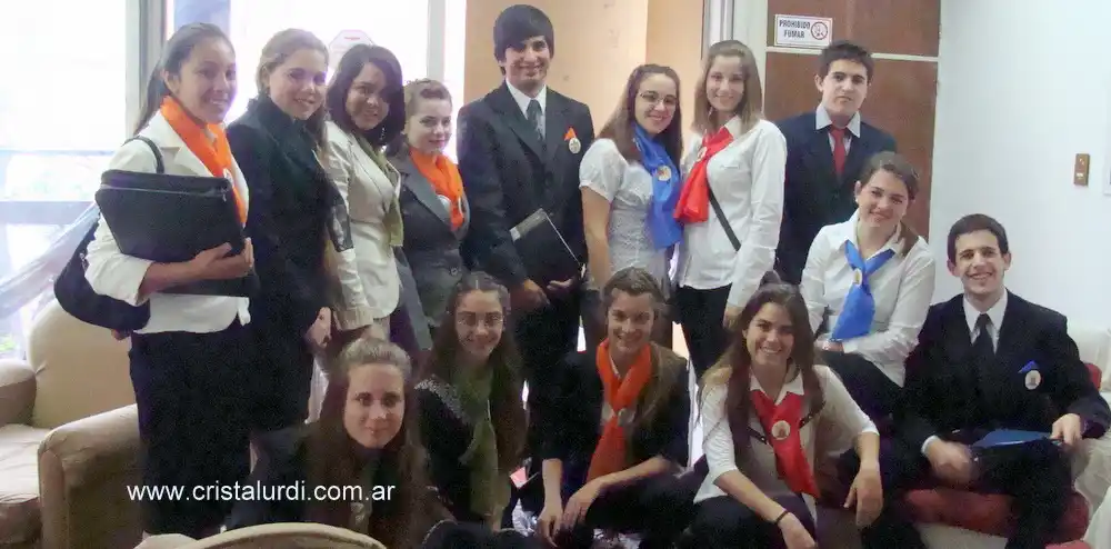 Alumnos de Urdinarrain, Aldea San Antonio y Gilbert en el modelo de Naciones Unidas