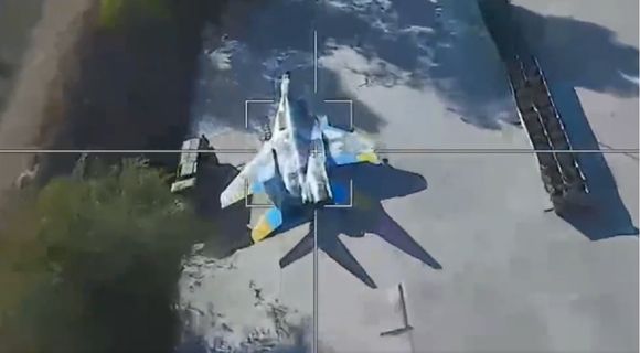 Un MiG-29 ucraniano es impactado por un dron kamikaze ruso Lancet en el aeródromo de Dolgintsevo