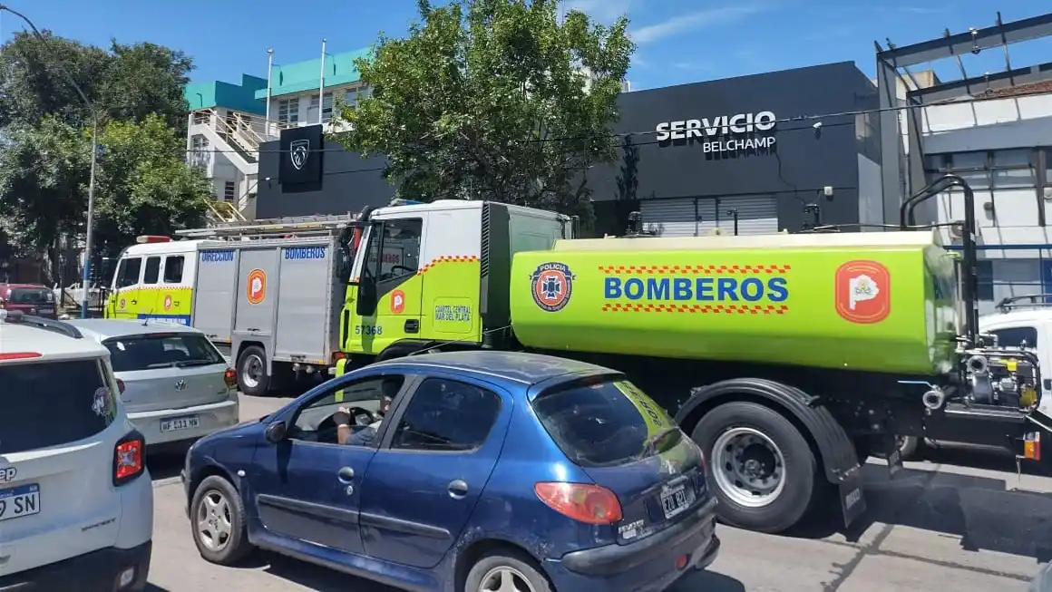 Personal de bomberos logró controlar el foco ígneo que inició en el depósito de repuestos.