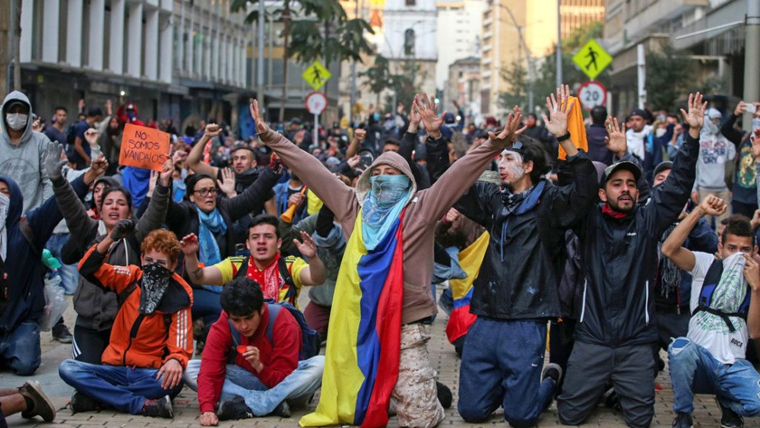 Conmoción y luto en Colombia, otro paro y diálogo interrumpido