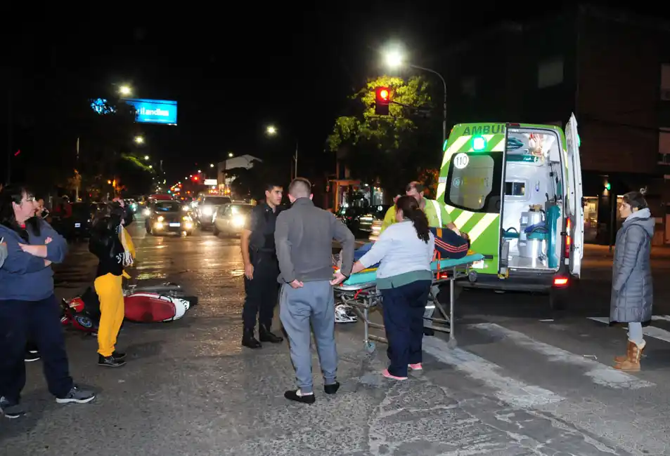 Moto avanzó en rojo y provocó un accidente
