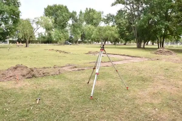 Será iluminada la cancha de Beach Vóley que construyen en la pista de salud