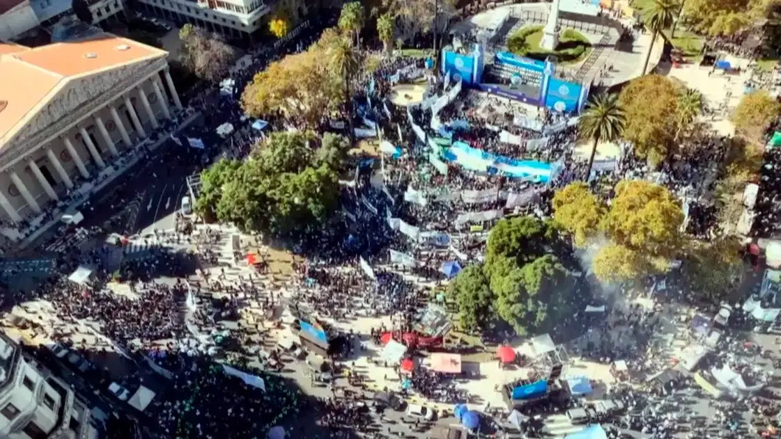 “Profundicemos el conflicto”, pidió la CGT en Plaza de Mayo en la marcha por el Día del Trabajador