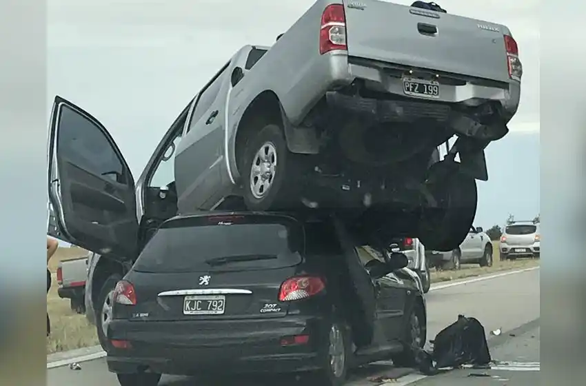 Impactante: una camioneta terminó sobre el techo de un auto en la autopista Rosario-Córdoba