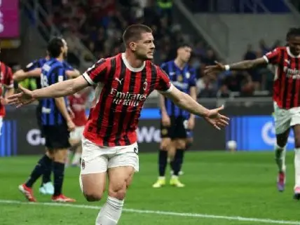 Milan le ganó a Inter con doblete de Jovic y se metió en la final de la Copa Italia. Foto:EPA