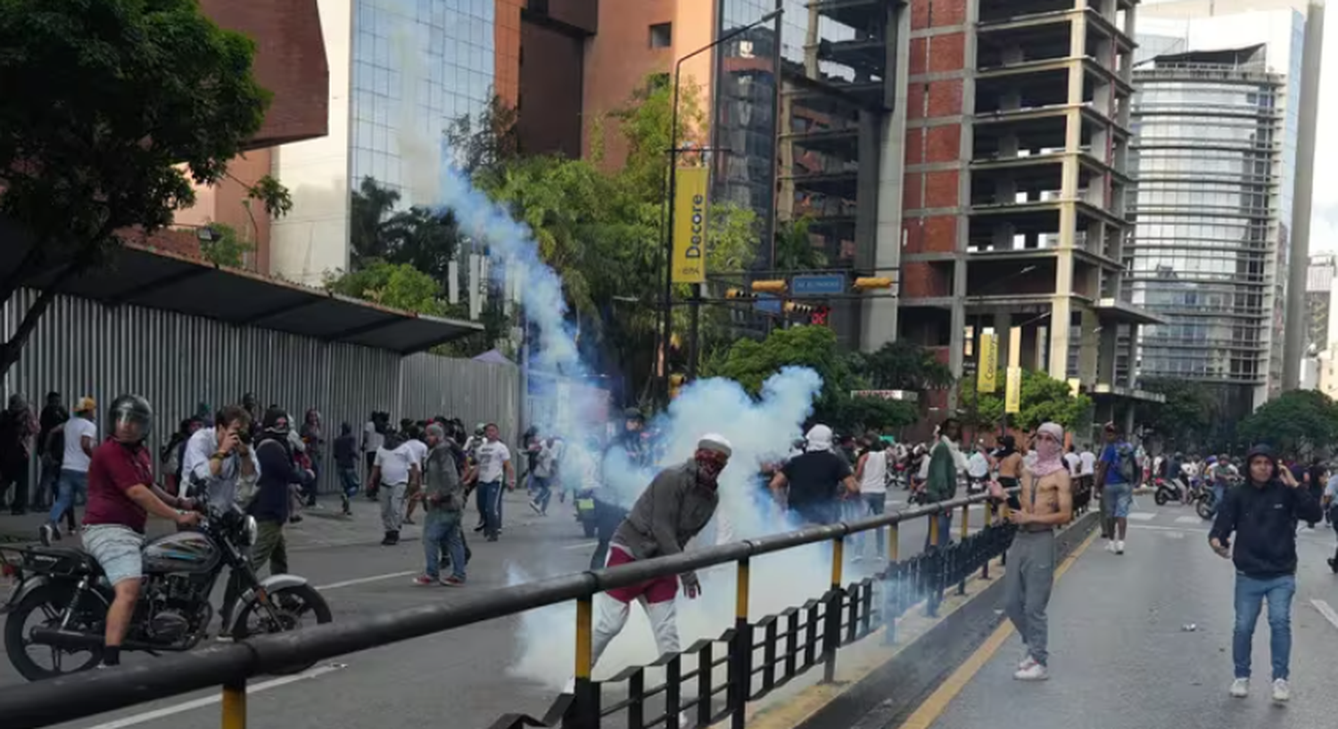 Cuatro muertos, 46 detenidos y decenas de heridos durante las protestas contra Nicolás Maduro