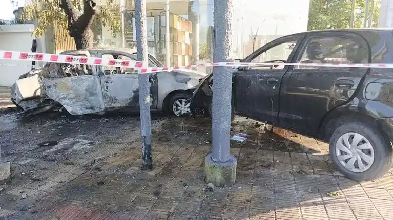 Uno de los autos involucrados se prendió fuego.