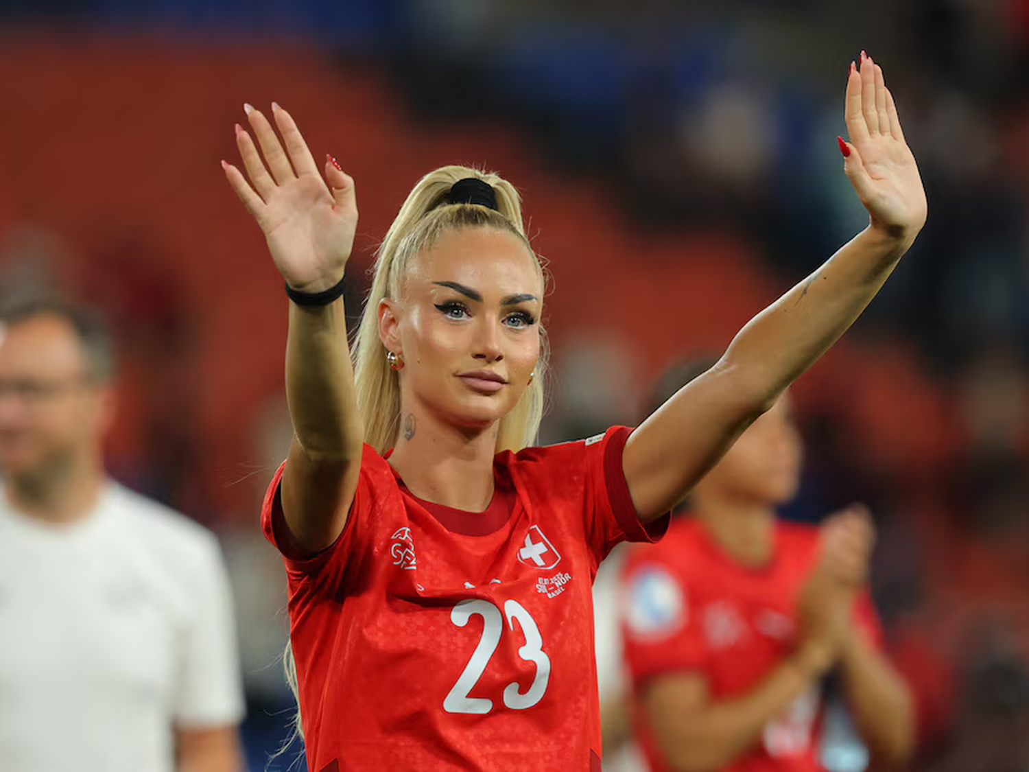 Alisha Lehmann, la figura suiza que necesita protección extra en cada partido