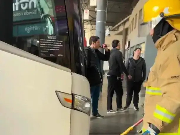 Pasajeros quedaron atrapados dentro de un colectivo en la Terminal y tuvieron que intervenir los Bomberos