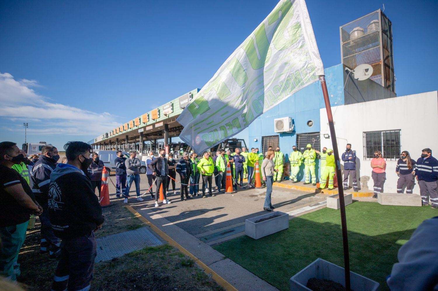 Continúa el paro de trabajadores en los peajes de AUBASA: Piden la salida del titular de la empresa