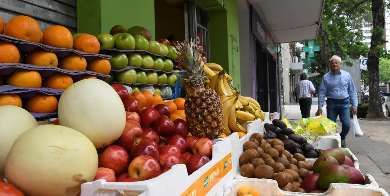 De origen a destino, los precios frutihortícolas se multiplicaron por 5,6 y los ganaderos por 3,2. La recesión impidió que se convalidaran mayores brechas. Crédito: Manuel Fabatía