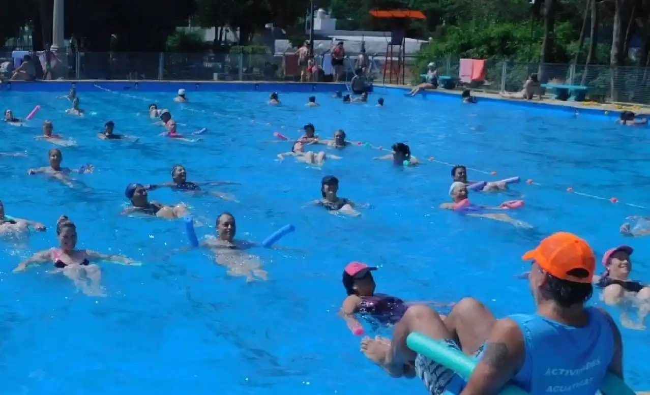 Deporte en la pileta del Parque Municipal General Belgrano.