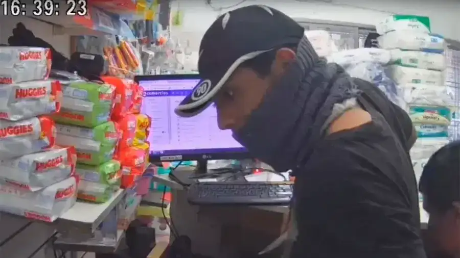 Asaltaron una pañalera a punta de cuchillo y se llevaron $350.000: quedaron filmados