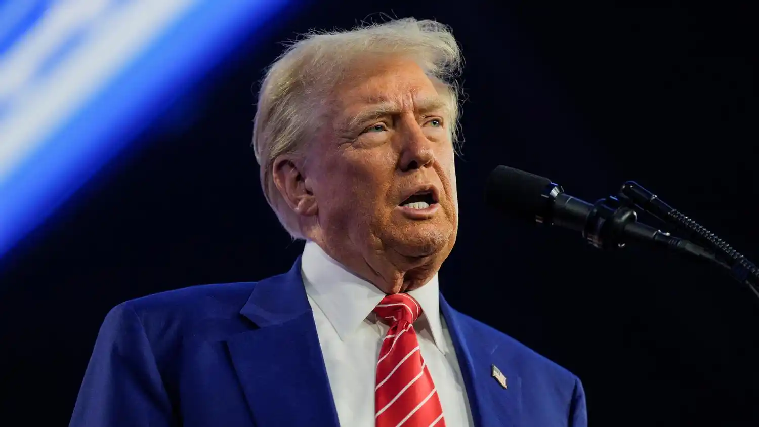 Donald Trump apuntó contra el presidente ucraniano Zelenski y lo calificó de dictador