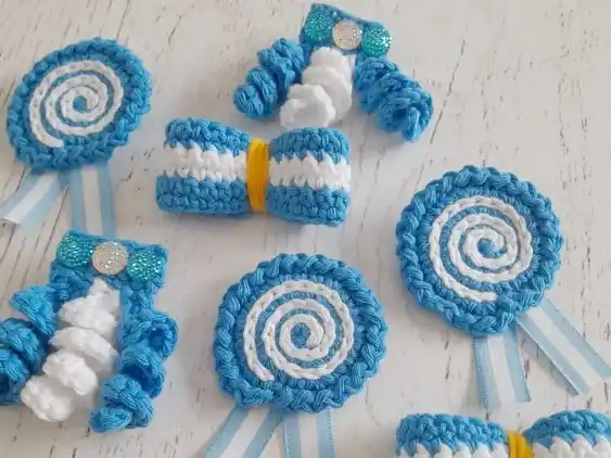 Taller de manualidades con escarapelas tejidas por el mes de La Patria