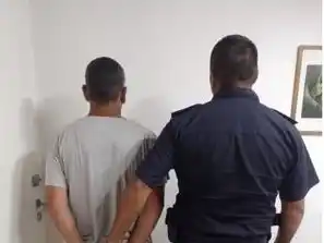 Obstaculizaron una persecución policial, agredieron a los oficiales y terminaron aprehendidos