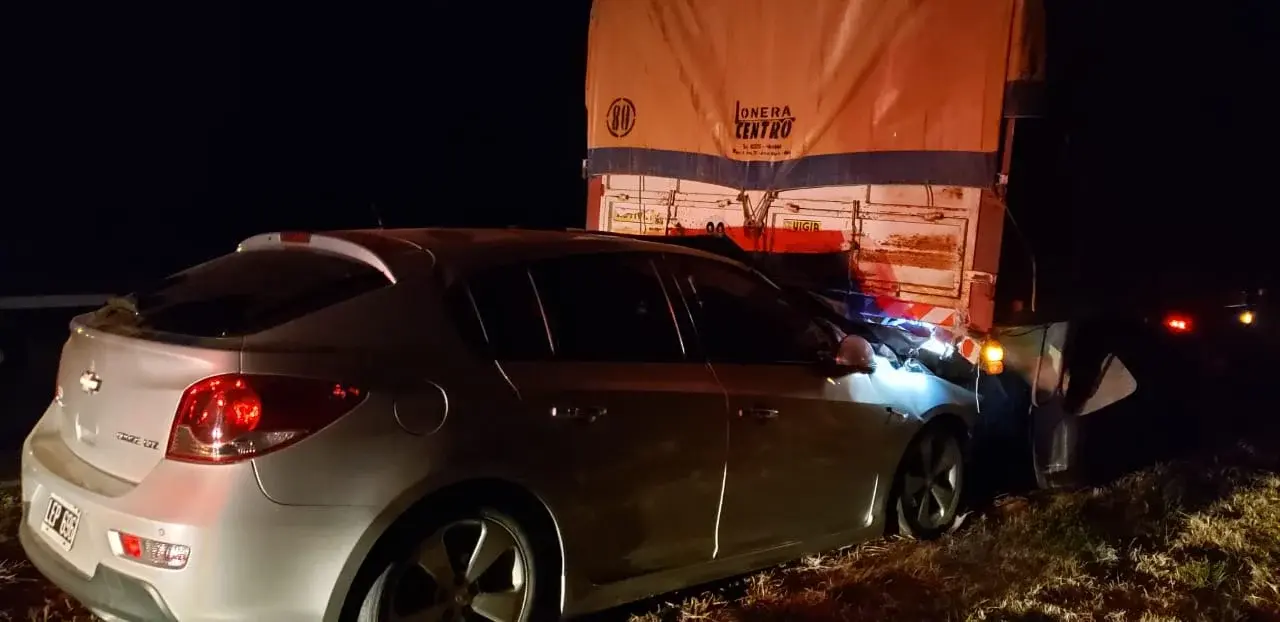 Fatal accidente sobre la RN19: un automóvil impactó fuertemente contra la parte trasera de un camión