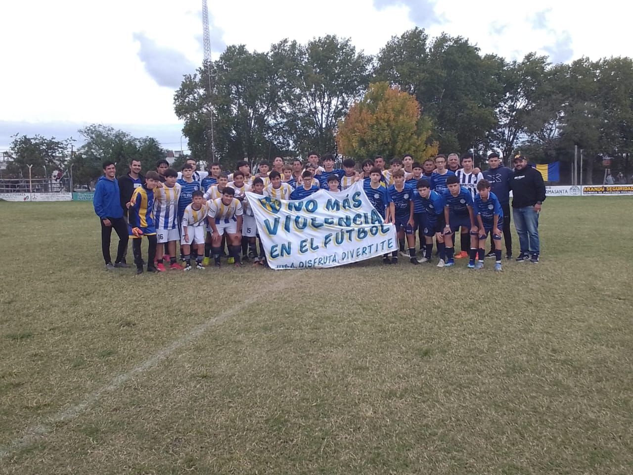 Fútbol con valores: un mensaje que vale oro
En el marco del Campeonato Oficial de Fútbol 2025, se vivió un momento especial y significativo cuando jugadores y árbitros se unieron para desplegar un mensaje claro y necesario:
“No más violencia en el fútbol – Jugá, disfrutá, divertite”.