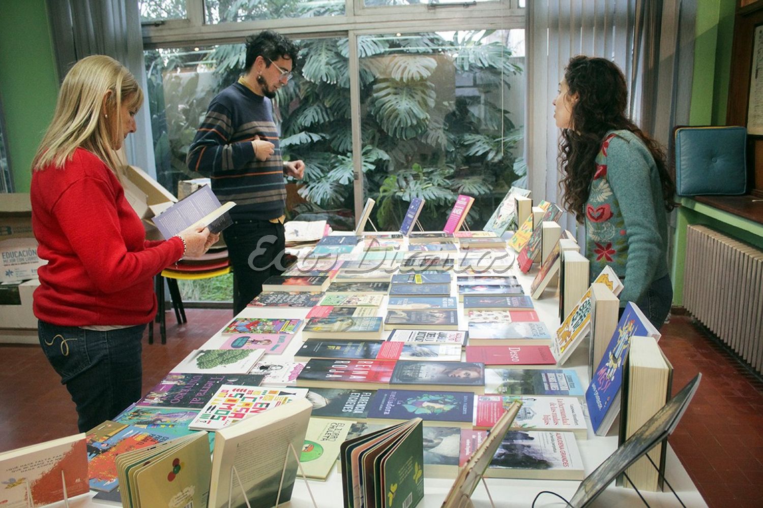 Con los libros nuevos. Integrantes de la biblioteca acomodan los ejemplares recién llegados