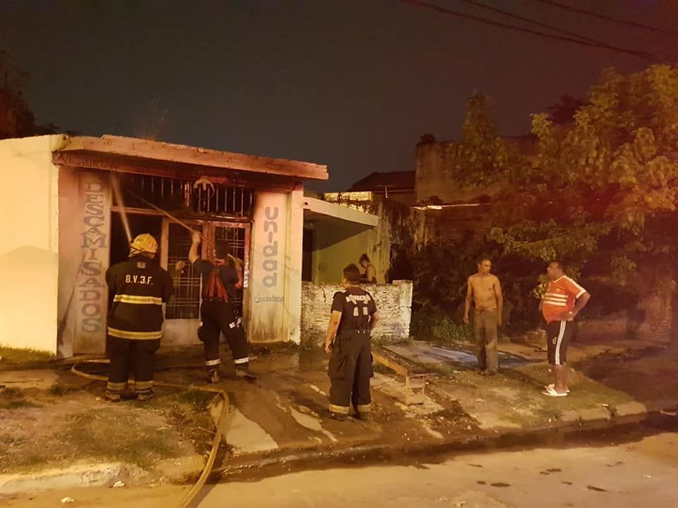 Incendio en unidad básica de Tres de Febrero: Perdieron útiles y alimentos y piden ayuda