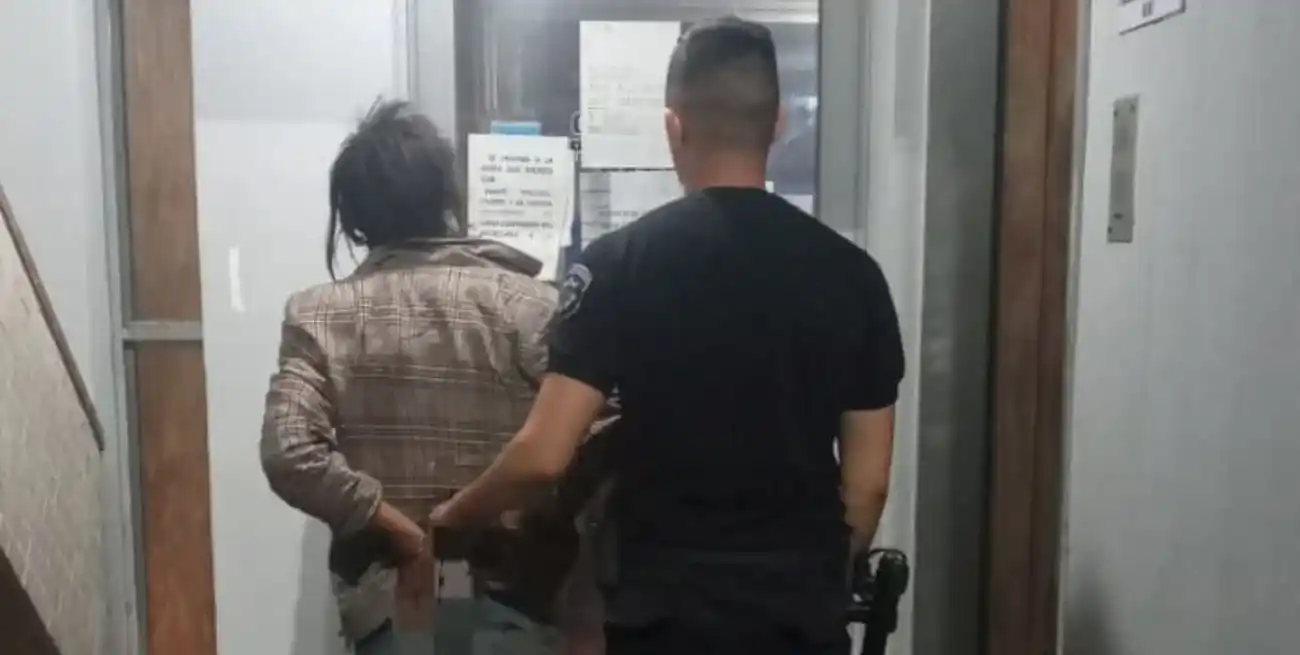 El intruso fue trasladado a sede policial.