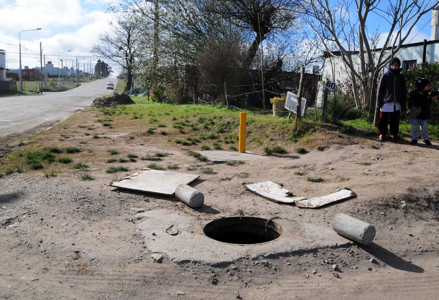 Alertan por el riesgo de un registro cloacal sin tapa en La Movediza