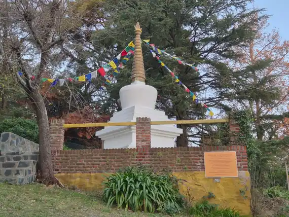 ¿Conocés el templo budista secreto de Tandil? La historia de la estupa del Parque Independencia