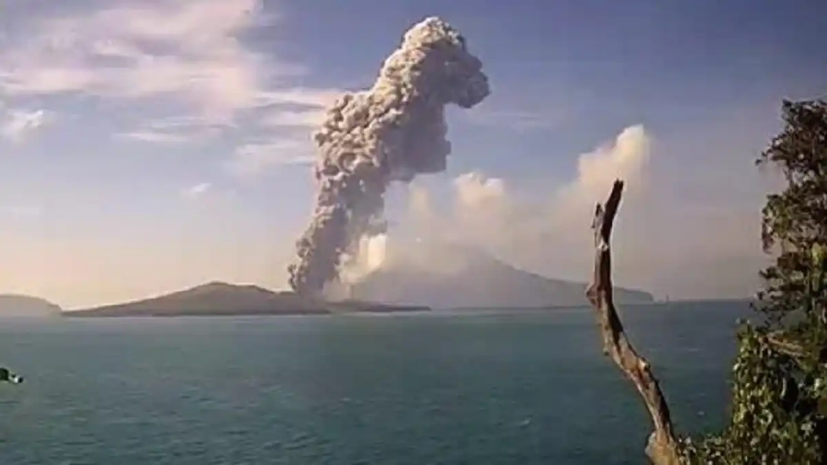 ¡ALERTA! Volcán indonesio Anak Krakatoa entra en erupción