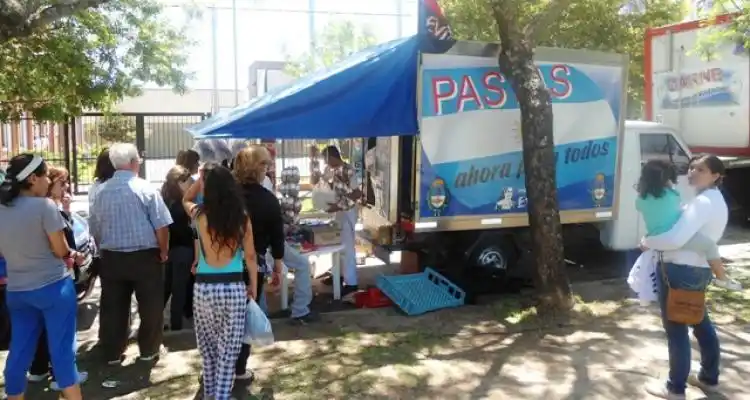 Pescado, Carne y Pastas para todos en la plaza Martín Fierro