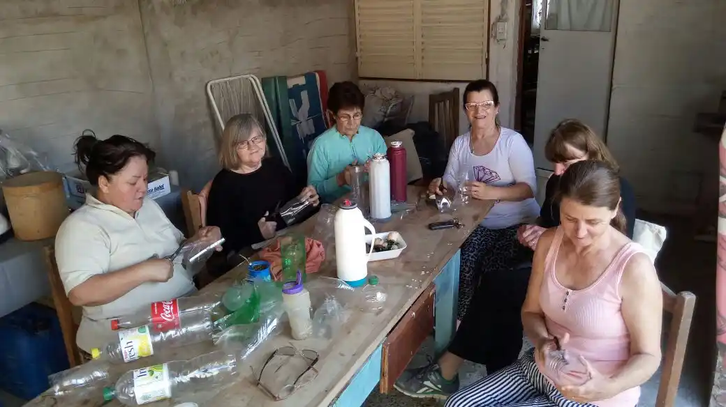 Vuelven a preparar su árbol de Navidad con materiales reciclados