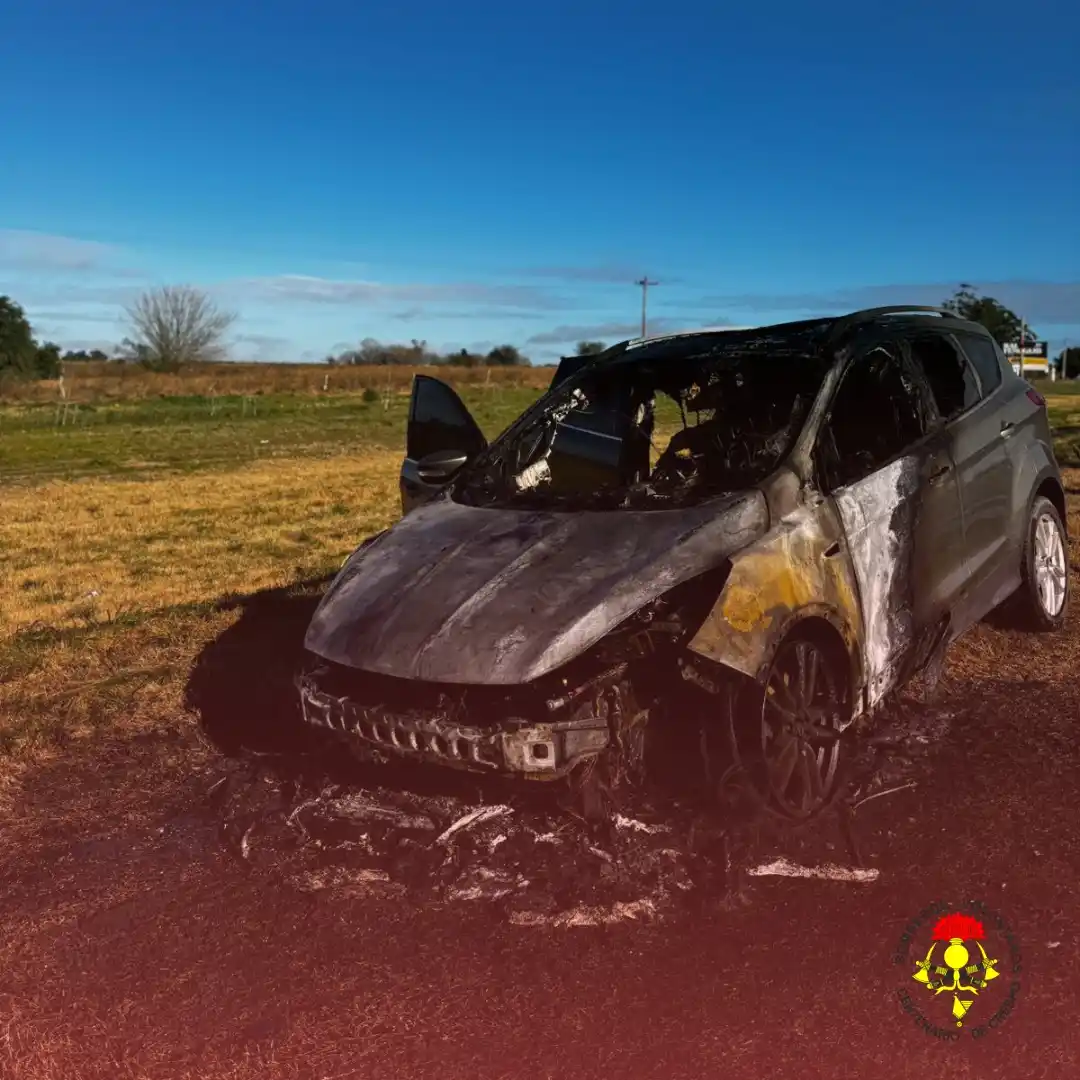 Incendio en automóvil: Bomberos lograron extinguir las llamas sin víctimas ni lesionados
