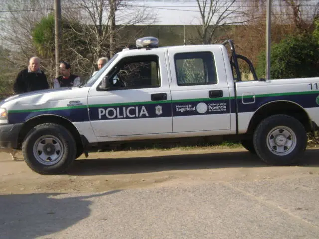 Dos policías recibieron una paliza por varios vecinos de Los Hornos