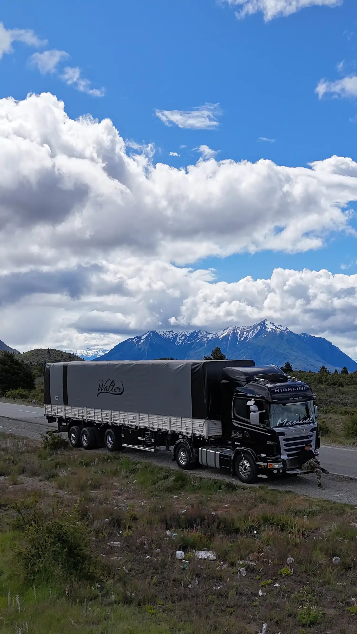 David Walter – Camionero y creador de contenido. Foto con su camión.