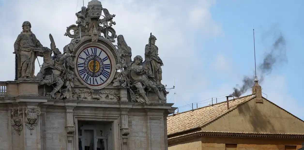 Fumata negra: no hubo acuerdo en el Vaticano y continúa el cónclave