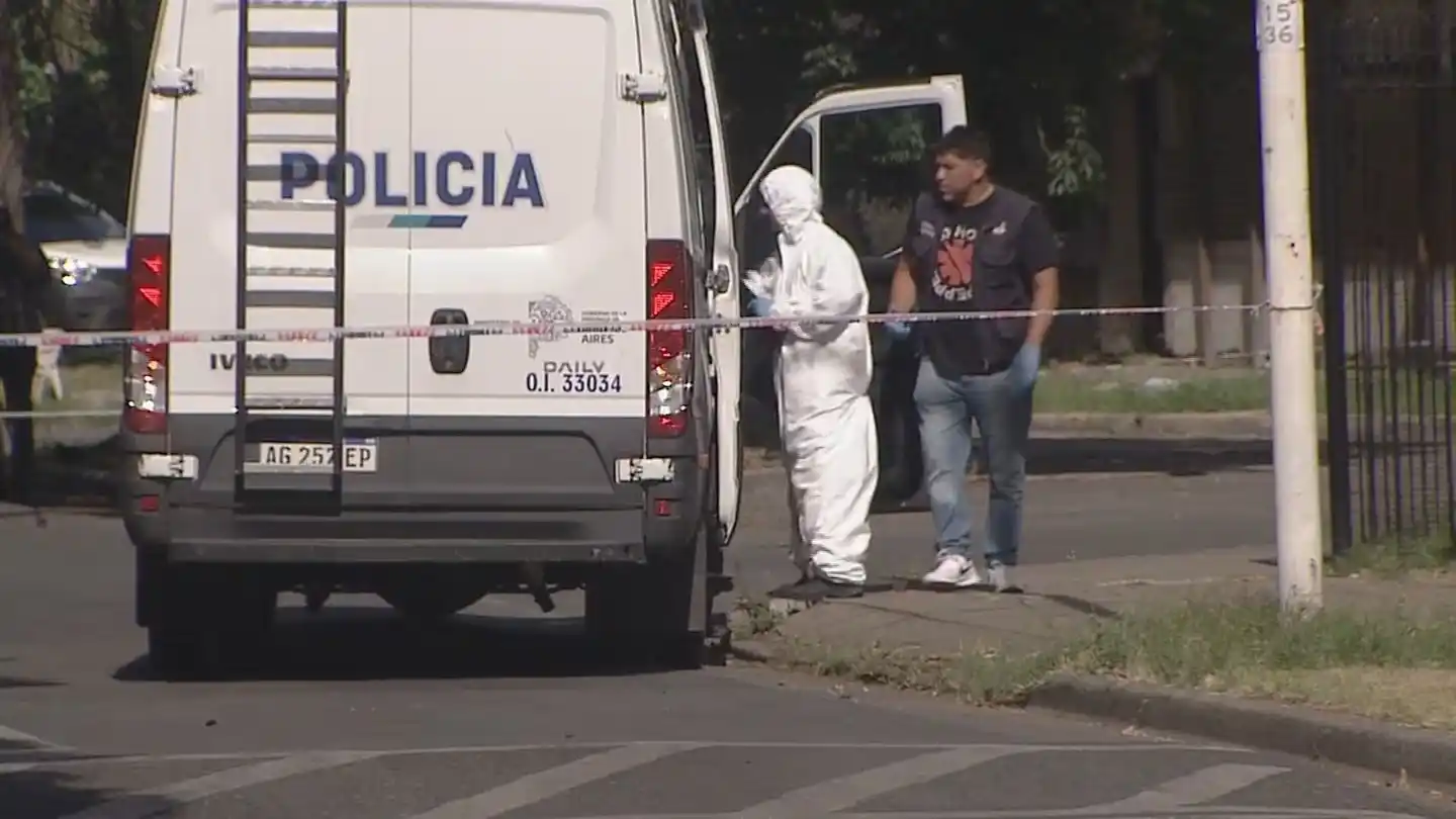 La Policía Científica de la Bonaerense trabaja en el lugar. (Foto: TN)