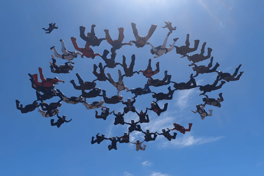 Brasil: 48 mujeres paracaidistas rompen la marca sudamericana de formación en caída libre y una sunchalense es protagonista