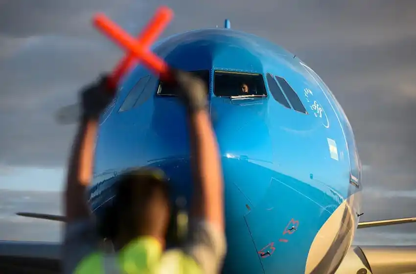 Un avión de Aerolíneas Argentinas dio vueltas sobre Santa Fe durante una hora e investigarán a la torre de control