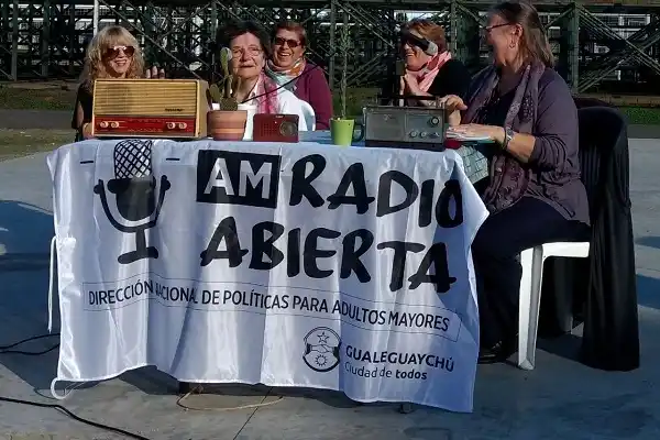 Los adultos mayores hacen radio en la plaza de la Estación