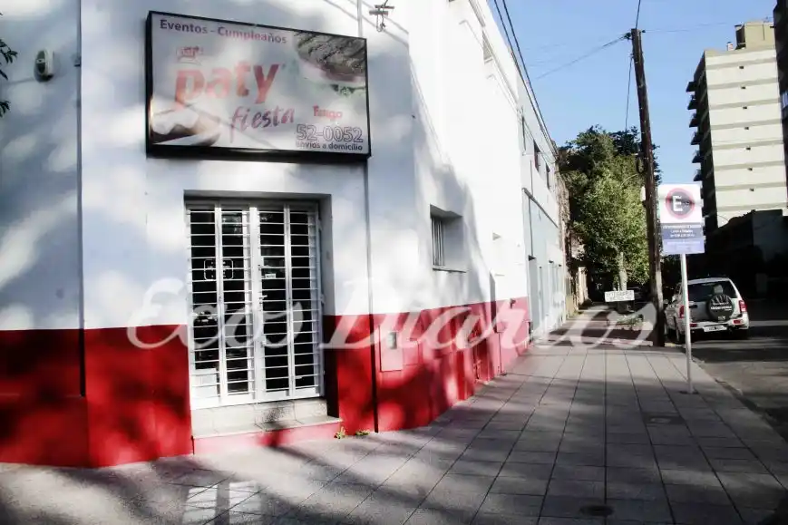 Dos delincuentes con armas robaron la recaudación en un negocio del centro