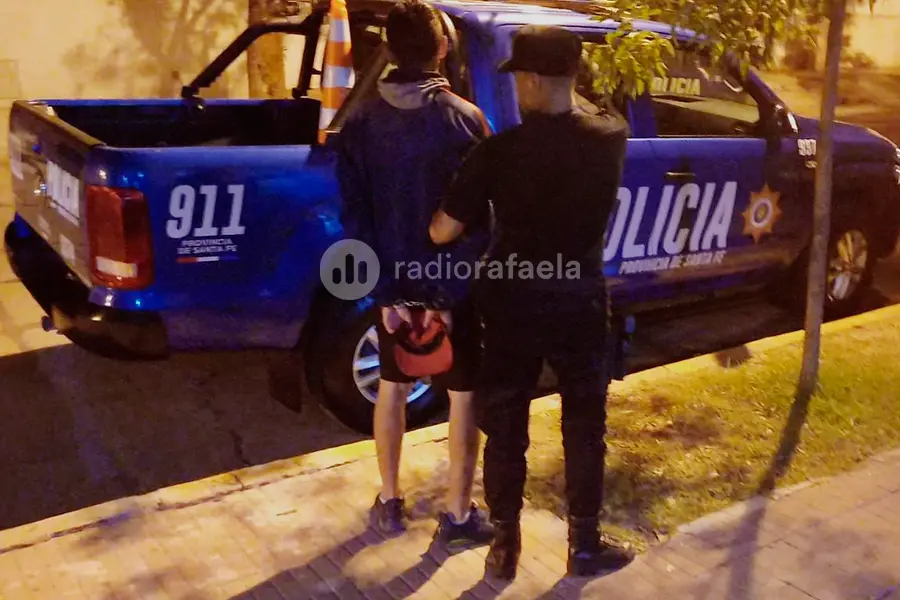 Los detuvieron por estar dentro de una casa, ordenaron que queden en libertad y al rato los agarraron robando una moto