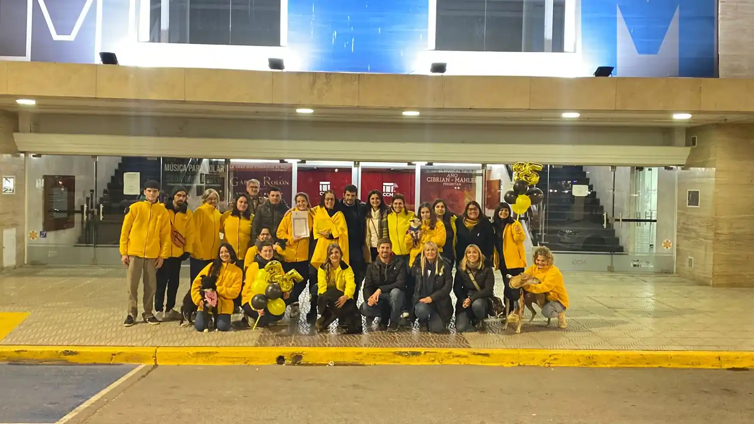 El intendente junto a parte de su equipo e integrantes del Refugio Canino.