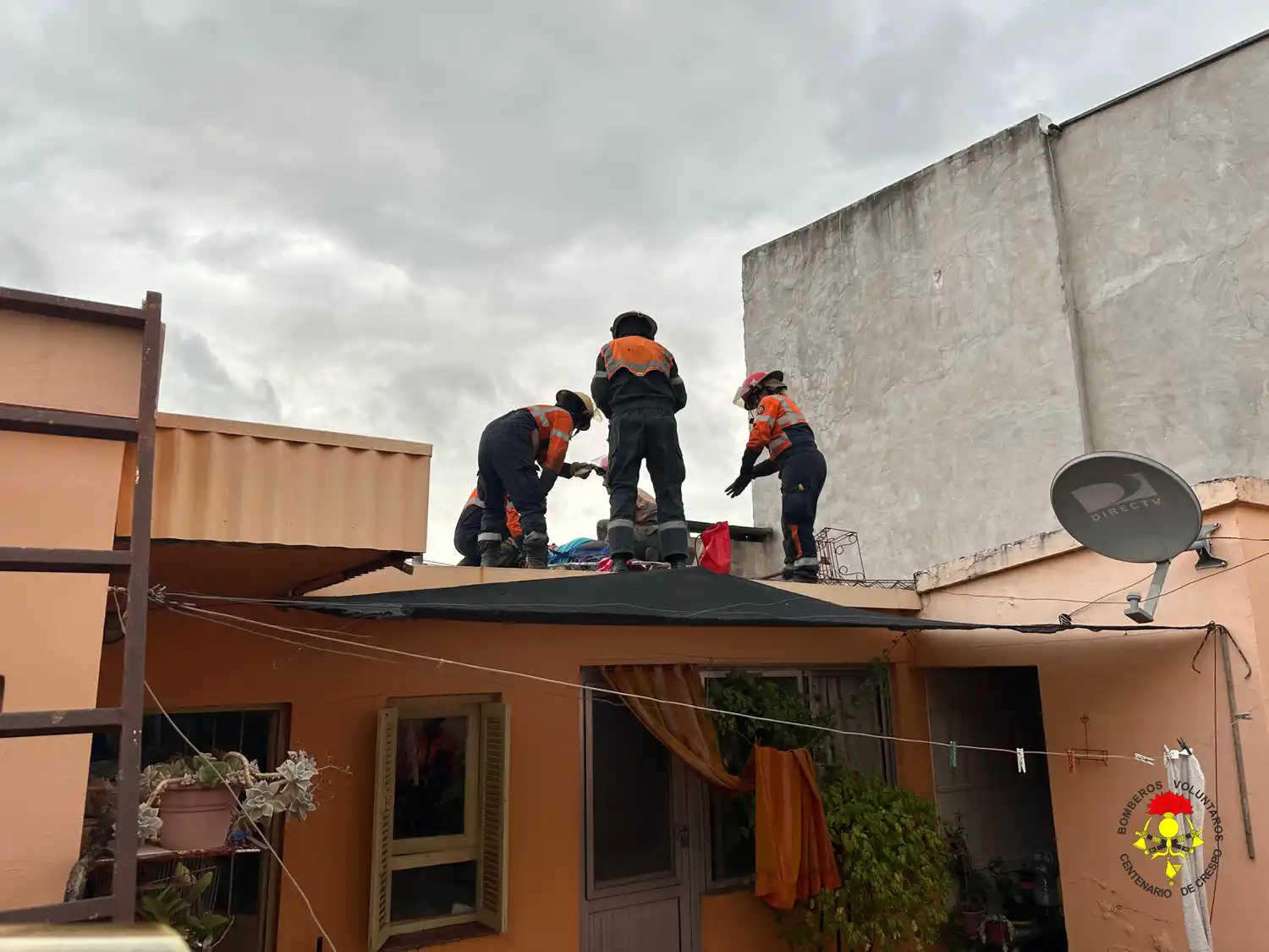 Bomberos Voluntarios de Crespo rescatan a un hombre atrapado en el techo de su vivienda