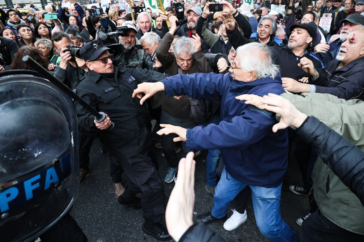 La Policía Federal reprimió la protesta en el Congreso. FOTO: X @PaulaPenacca