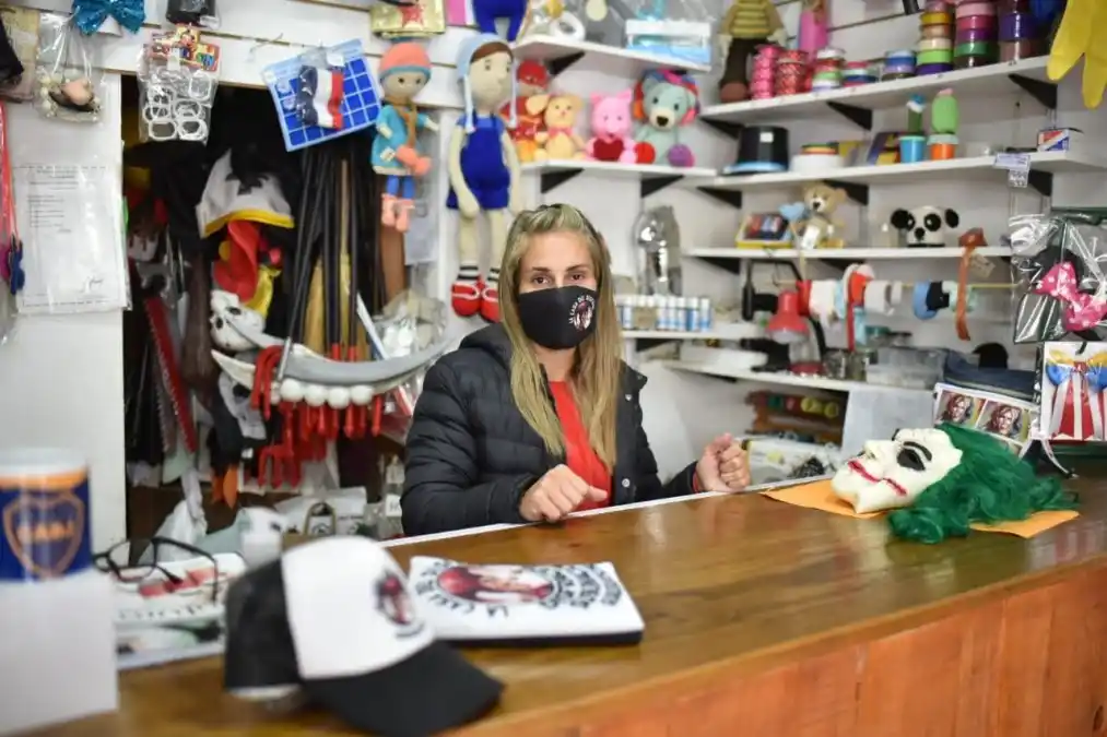 pemstrongElisa en su local, el cual comenzó a abrir los lunes, miércoles y viernes por la mañana/strong/em/p