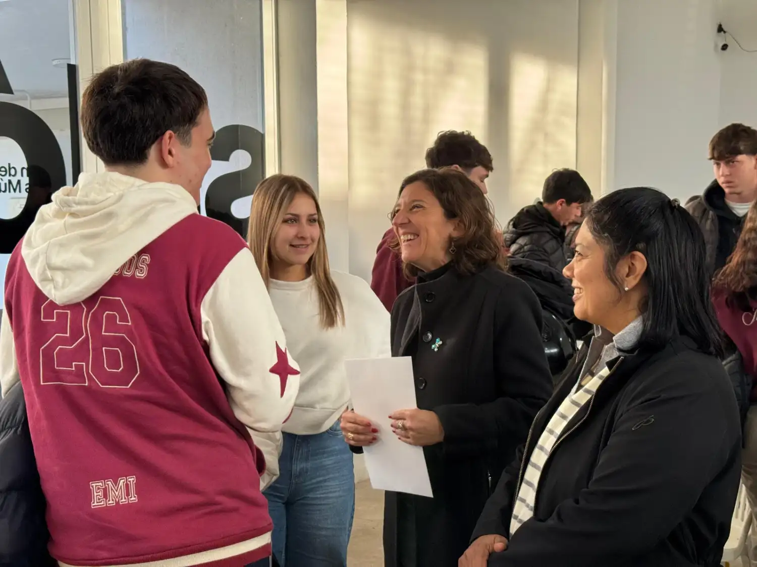 Di Gregorio junto a jóvenes que participaron del encuentro.
