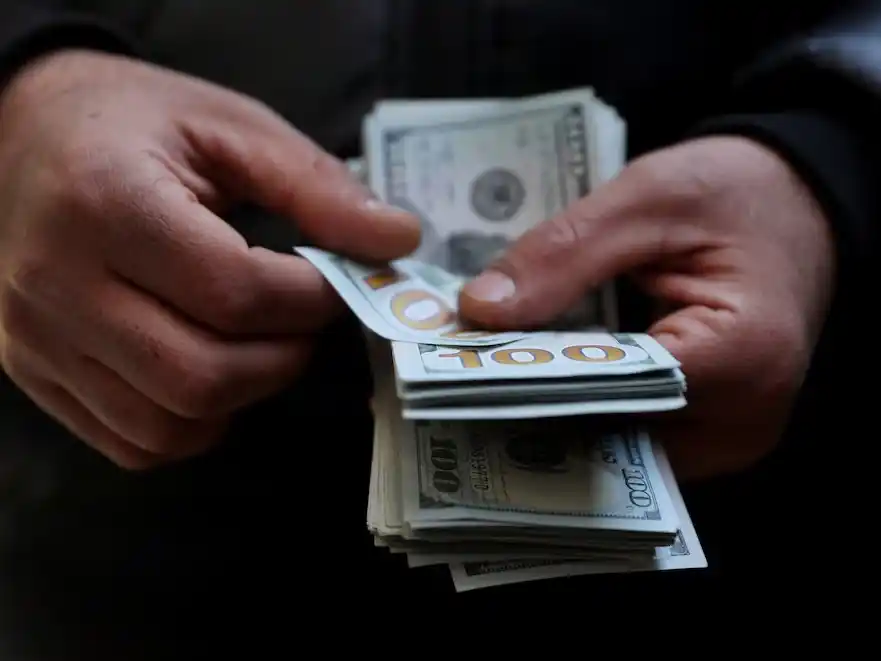 El salario pretendido por los argentinos subió casi 50 % en dólares en los últimos 5 años