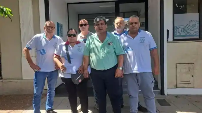 Los gremialistas en la Delegación Regional Chivilcoy del ministerio de Trabajo. FOTO: La Razón de Chivilcoy.