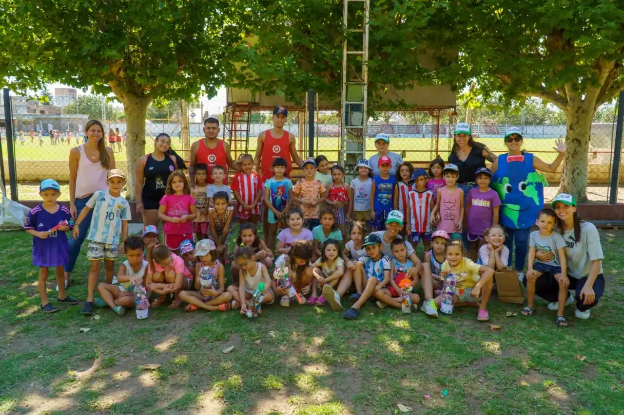 Firmat: la Municipalidad capacitó sobre ecobotellas y separación de residuos en la colonia
